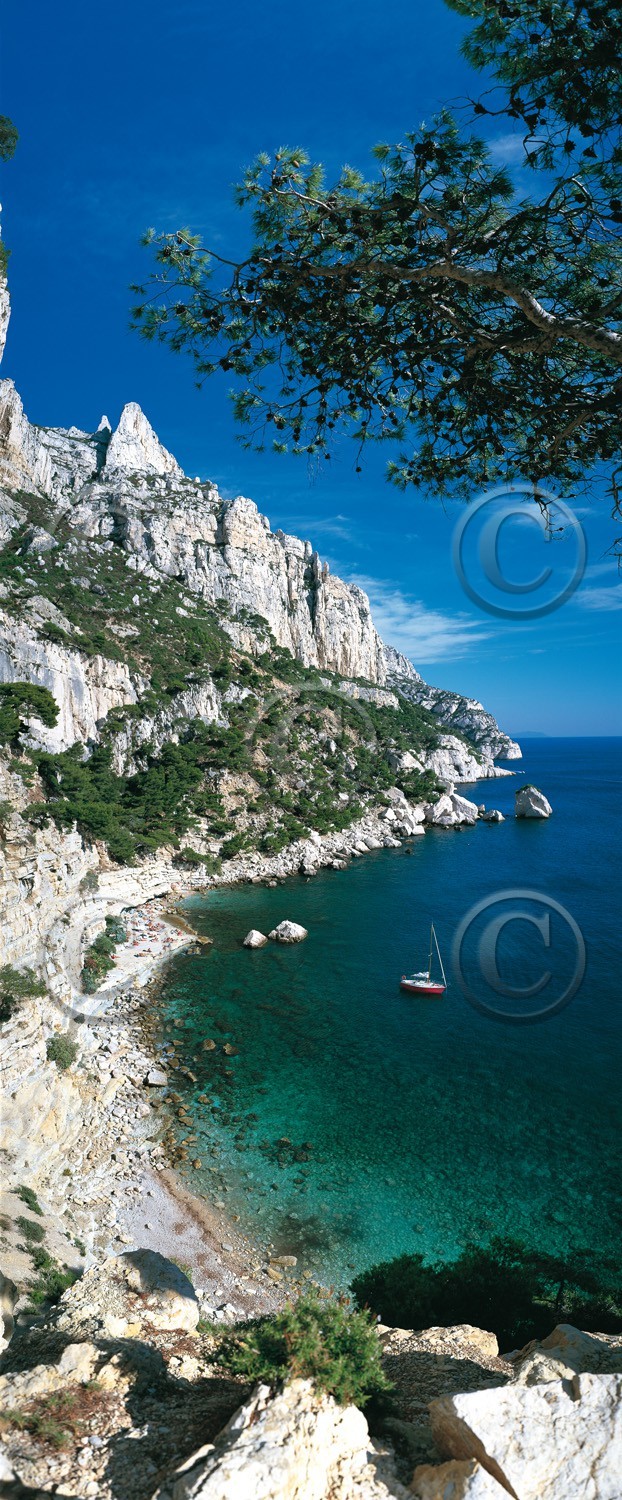 CALANQUE DES PIERRES TOMBÉES Calanques Provence Marseille photo couleurFORMAT DISPONIBLE  150X60cm & 120x50cm uniquementpas de telechargement disponible.A chaque format correspond une éditions limitée spécifique .© collection P GUZIKA titre indicatif suivant la finition, tarif encadré vente direct:150 x 60 cm 240€DISPONIBLE SUIVANT STOCK -  CRÉATION JOURNALIERE  -