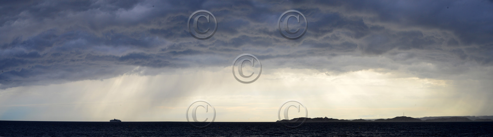 site-ref-625-orage-et-nuage-juillet-marseille-pano-150x40-iles-et-ferry-copie.jpg