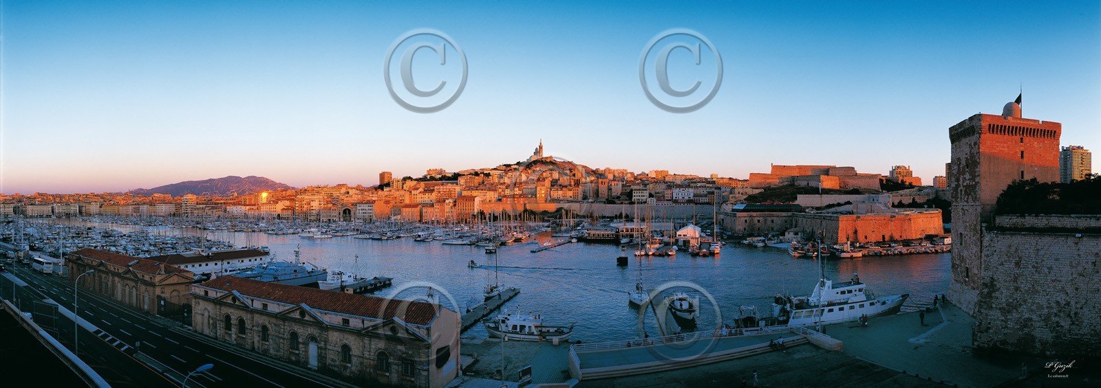 MARSEILLE VIEUX PORT SOIR ROUGE MISTRAL COUCHE DE SOLEIL   plein formatMarseille Provence photo panoramique couleurFORMAT DISPONIBLE  150X52cm  33X95cm ( et 20X60cm en vente direct uniquement ) XXL 200X100pas de telechargement disponible.A chaque format correspond une éditions limitée spécifique .© collection P GUZIKA titre indicatif suivant la finition, tarif encadré vente direct:150 x 52 cm 180€33   x 95 cm   99€20   x 60 cm   39€disponible en  30 X10 cm  sur stand en vente directDISPONIBLE SUIVANT STOCK -  CRÉATION JOURNALIERE  -
