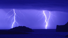 ECLAIR  DANS LES CALANQUES