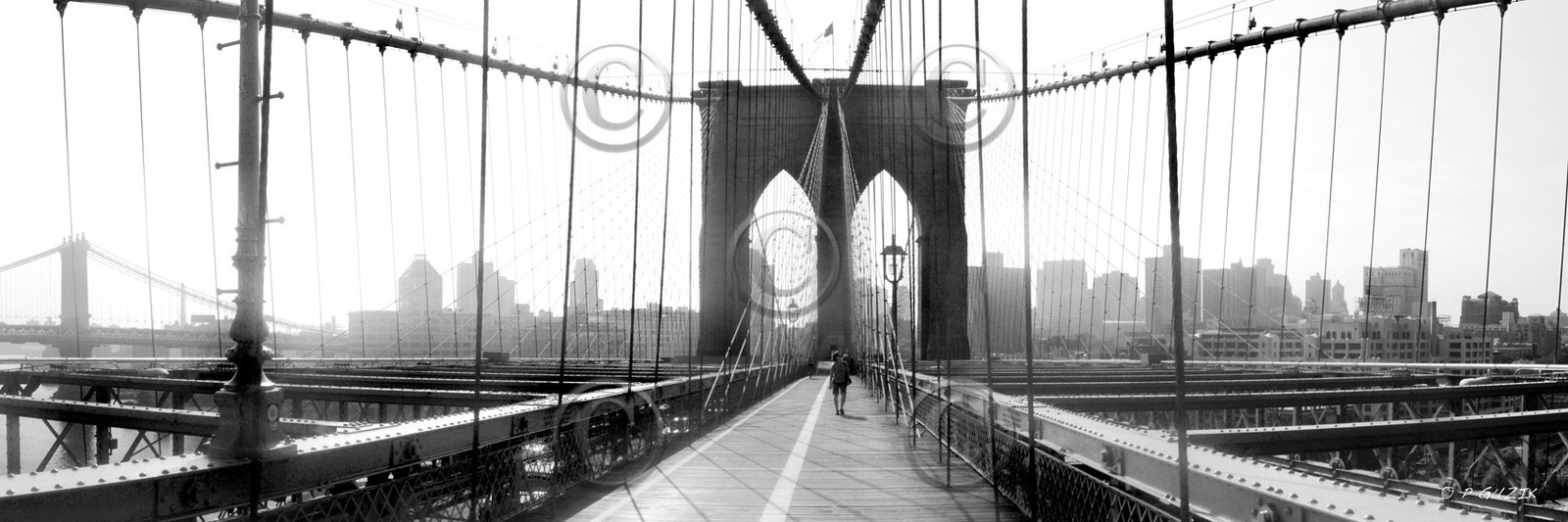 NEW YORK CITY  MANHATTAN  PONT DE BROOKLYN New york photo panoramique NOIR ET BLANCFORMAT DISPONIBLE    33X95cm ( et 20X60cm en vente direct uniquement )pas de telechargement disponible.A chaque format correspond une éditions limitée spécifique .© collection P GUZIKA titre indicatif suivant la finition, tarif encadré vente direct:150 x 52 cm 180€ NON DISPONIBLE33   x 95 cm   99€20   x 60 cm   39€disponible en  30 X10 cm  sur stand en vente directDISPONIBLE SUIVANT STOCK -  CRÉATION JOURNALIERE  -