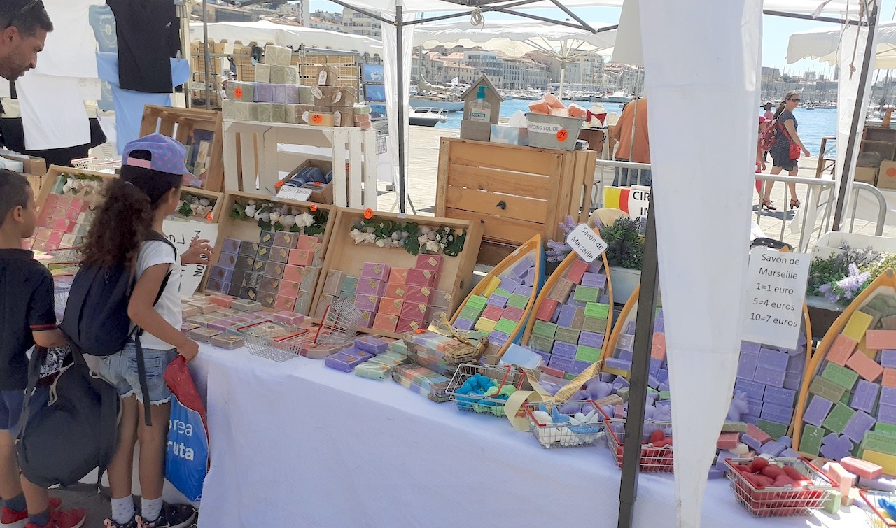 LE MARCHE D'ETE SUR LE VIEUX PORTE DE MARSEILLE