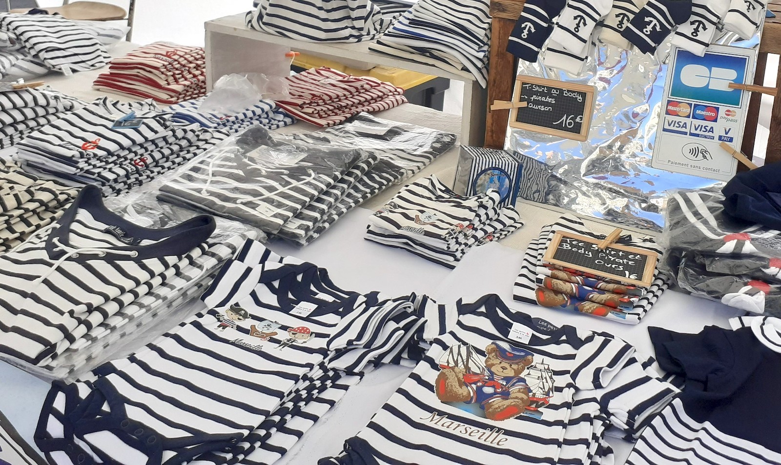 LE MARCHE D'ETE SUR LE VIEUX PORTE DE MARSEILLE