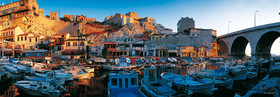 LA CALANQUE  ET LE PORT DU  VALLON DES AUFFES Marseille Provence photo panoramique couleurFORMAT DISPONIBLE  150X52cm  33X95cm ( et 20X60cm en vente direct uniquement ) XXL 200X100pas de telechargement disponible.A chaque format correspond une éditions limitée spécifique .© collection P GUZIKA titre indicatif suivant la finition, tarif encadré vente direct:150 x 52 cm 180€33   x 95 cm   99€20   x 60 cm   39€disponible en  30 X10 cm  sur stand en vente directDISPONIBLE SUIVANT STOCK -  CRÉATION JOURNALIERE  -