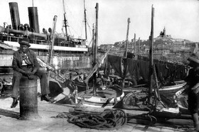 ref-1900038-60x90-colonial-homme-sur-bitetaille 60x90 cm    30x45 cm