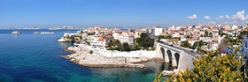 MARSEILLE CORNICHE PONT DE LA FAUSSE MONNAIE (dit le petit nice)  plein formatMarseille Provence photo panoramique couleurFORMAT DISPONIBLE  150X52cm  33X95cm ( et 20X60cm en vente direct uniquement )pas de telechargement disponible.A chaque format correspond une éditions limitée spécifique .© collection P GUZIKA titre indicatif suivant la finition, tarif encadré vente direct:150 x 52 cm 180€33   x 95 cm   99€20   x 60 cm   39€disponible en  30 X10 cm  sur stand en vente directDISPONIBLE SUIVANT STOCK -  CRÉATION JOURNALIERE  -