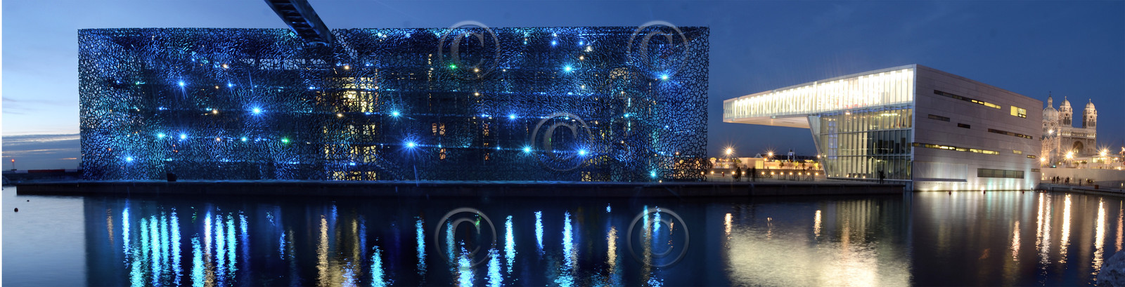 © Mucem   Architectes Rudy Ricciotti et Roland Carta - Mise en lumière : Yann Ke - photo Guzik PatrickŒuvre protégée au titre du droit d'auteur - Exploitation nécessitant une autorisation spéciale.