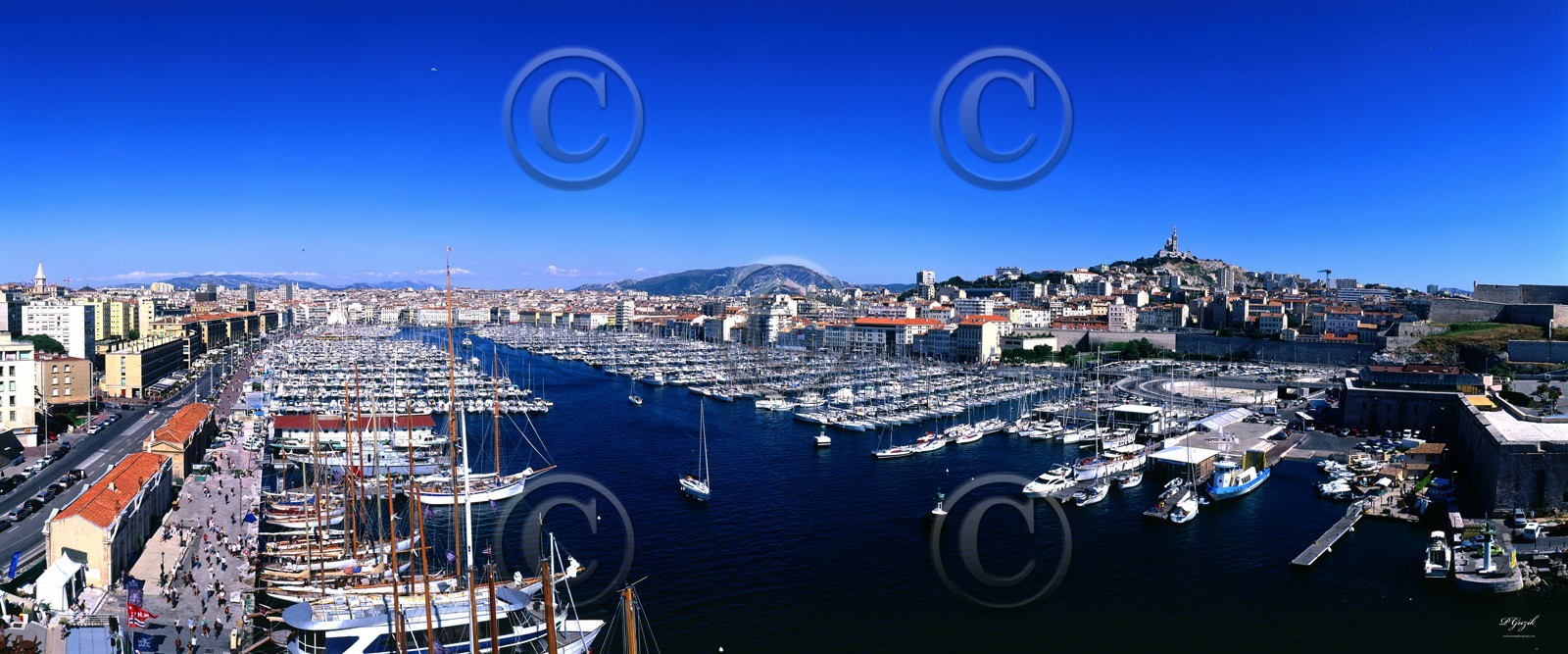 MARSEILLE VIEUX PORT BY BLEU tour rené  plein formatFORMAT 120 x 50 cm sur mesure format  du cabanonpas de telechargement disponible.A chaque format correspond une éditions limitée spécifique .© collection P GUZIKA titre indicatif suivant la finifion, tarif encadré vente direct:120 x 50 cm    169 €DISPONIBLE SUIVANT STOCK -  CRÉATION JOURNALIERE  -