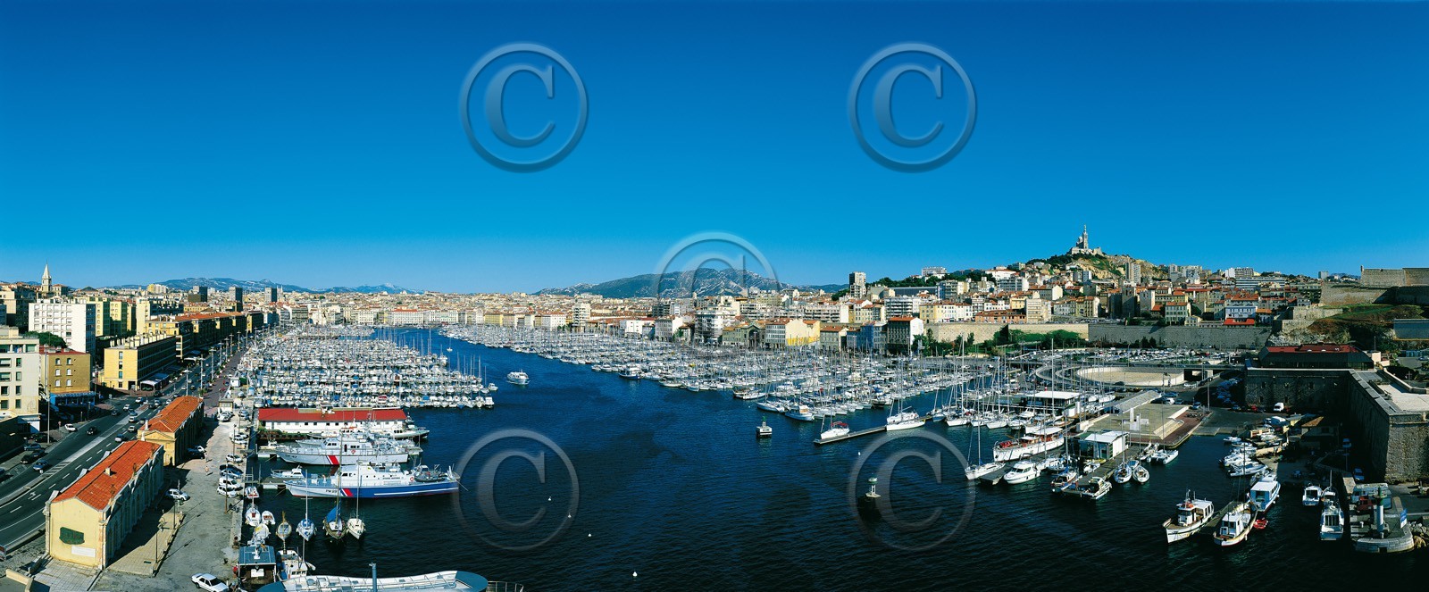 MARSEILLE VIEUX PORT BLEU MISTRAL tour rené  plein formatFORMAT 120 x 50 cm sur mesure format  du cabanonpas de telechargement disponible.A chaque format correspond une éditions limitée spécifique .© collection P GUZIKXXL 200X80A titre indicatif suivant la finifion, tarif encadré vente direct:120 x 50 cm    169 €DISPONIBLE SUIVANT STOCK -  CRÉATION JOURNALIERE  -