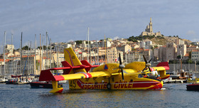 ref1041-marseille-canadair-vieux-port.jpg