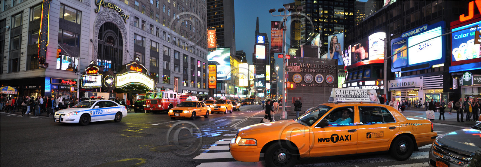 NEW YORK CITY  MANHATTAN  TAXI & POLICE NYPD POMPIER HARD ROCK CAFE New york photo couleur nuitFORMAT DISPONIBLE   33X95cm ( et 20X60cm en vente direct uniquement )pas de telechargement disponible.A chaque format correspond une éditions limitée spécifique .© collection P GUZIKA titre indicatif suivant la finition, tarif encadré vente direct:150 x 52 cm 180€ non disponible33   x 95 cm   99€20   x 60 cm   39€disponible en  30 X10 cm  sur stand en vente directDISPONIBLE SUIVANT STOCK -  CRÉATION JOURNALIERE  -