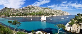 CALANQUE DE SORMIOU VOILIERCalanques Provence Marseille photo couleurFORMAT DISPONIBLE  120x50cm uniquementpas de telechargement disponible.A chaque format correspond une éditions limitée spécifique .© collection P GUZIKA titre indicatif suivant la finition, tarif encadré vente direct:120X50 cm  170€DISPONIBLE SUIVANT STOCK -  CRÉATION JOURNALIERE  -