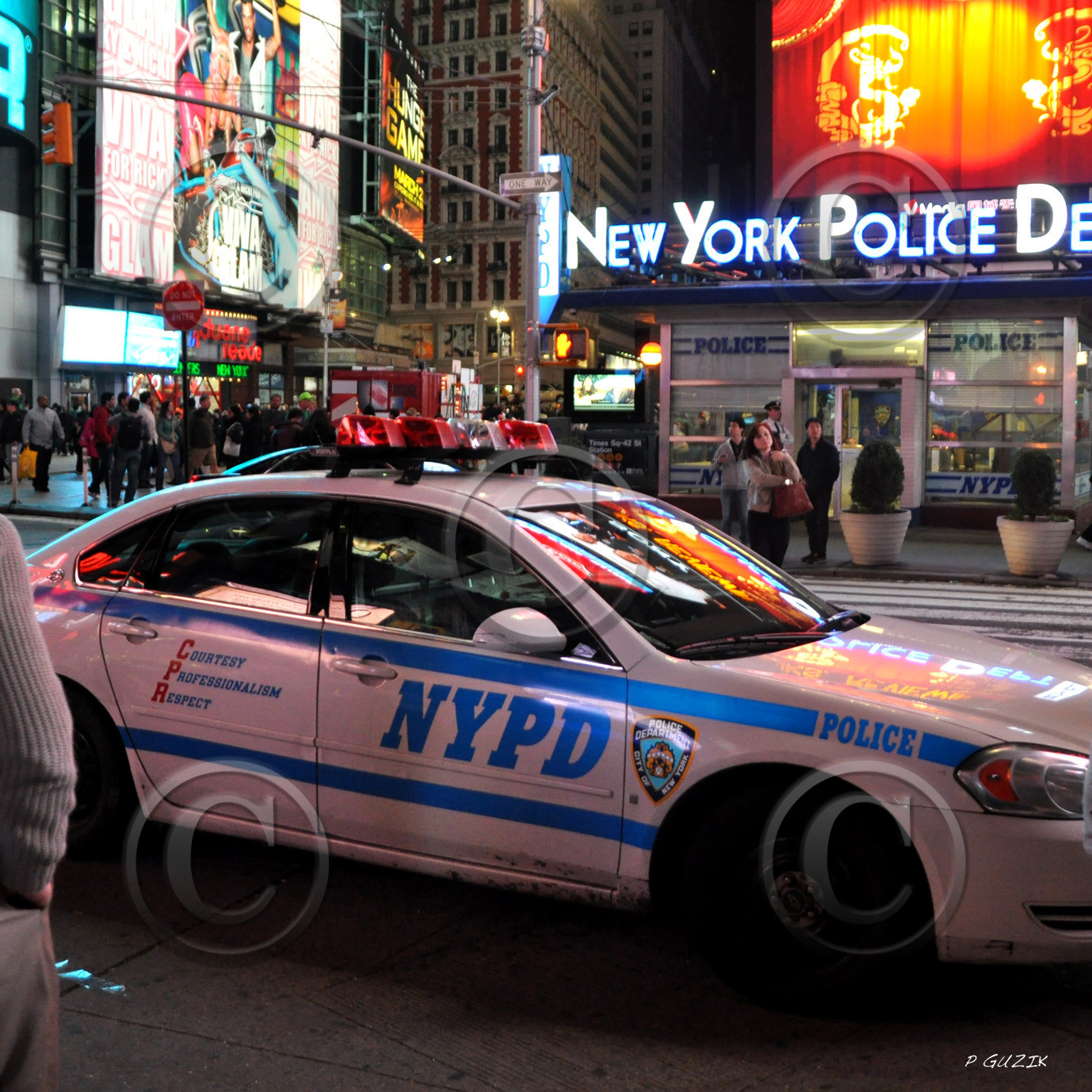 NYPD  POLCE 50X50cm NEW YORK CITY MANHATTAN  New york photo couleurFORMAT DISPONIBLE  50 X 50 cmpas de telechargement disponible.A chaque format correspond une éditions limitée spécifique .© collection P GUZIKA titre indicatif suivant la finition, tarif encadré vente direct:150 x 52 cm 180€   non disponible33   x 95 cm   99€   non disponible20   x 60 cm   39€   non disponibledisponible en  30 X10 cm  sur stand en vente directDISPONIBLE SUIVANT STOCK -  CRÉATION JOURNALIERE  -