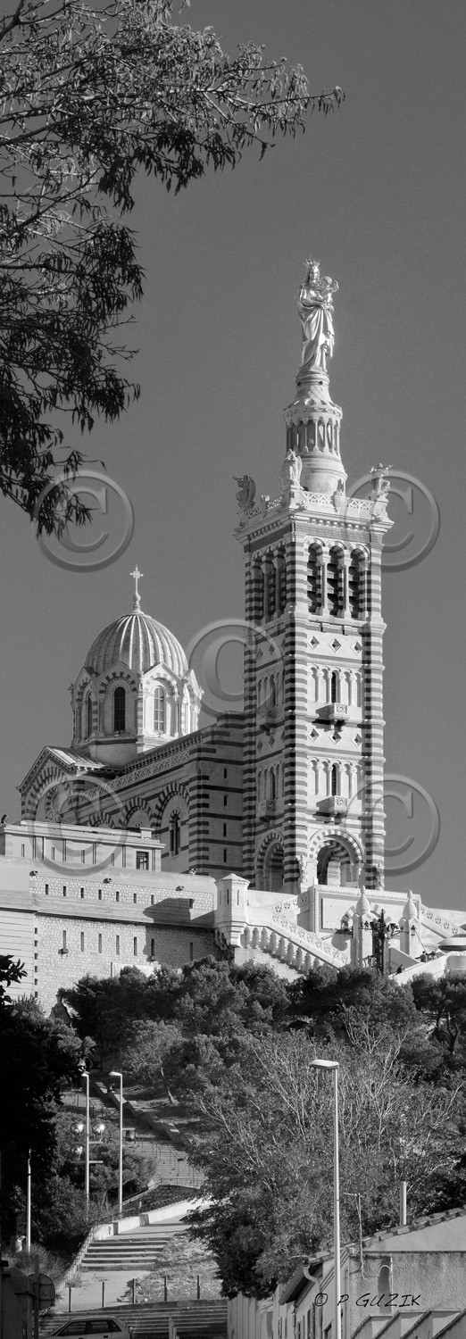 NOTRE DAME DE LA GARDE , LA BONNE MERE, MARSEILLE NOIR ET BLANC VERTICAL , plein formatFORMAT DISPONIBLE   33X95cm  20X60cm pas de telechargement disponible.A chaque format correspond une éditions limitée spécifique .© collection P GUZIK