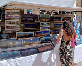 LE CABANON DU PHOTOGRAPHE SUR  LE MARCHÉ D'ÉTÉ 2024  À MARSEILLE EN BAS DE LA CANEBIÉRE,