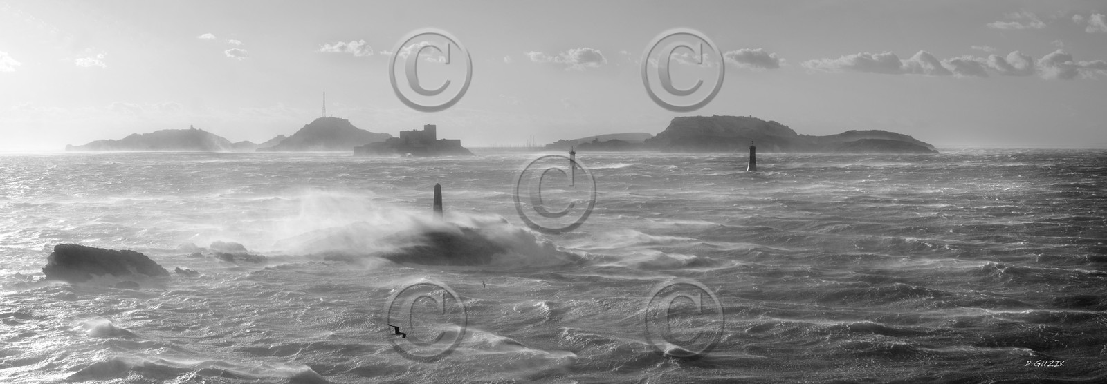 MISTRAL SUR LA CORNICHE ET LE FRIOUL NOIR ET BLANC MARSEILLE  ,plein formatFORMAT DISPONIBLE  150X52cm  33X95cm 20X60cm Pas de telechargement disponible.A chaque format correspond une éditions limitée spécifique .© collection P GUZIK