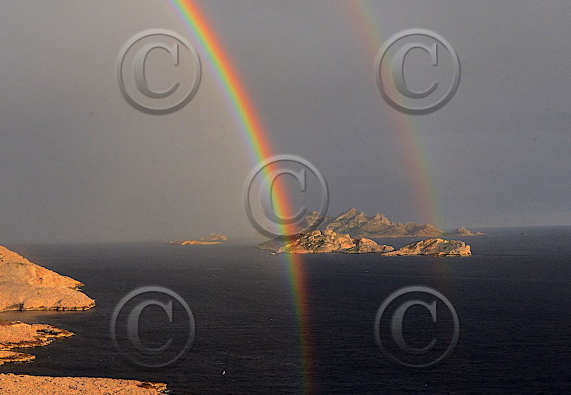 ARC EN CIEL  DANS LES CALANQUES