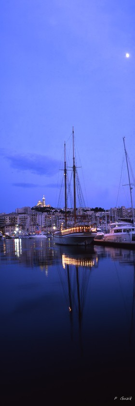 MARSEILLE  VIEUX PORT NUIT VERTICAL plein format Marseille Provence photo panoramique couleurFORMAT DISPONIBLE  33X95cm ( et 20X60cm en vente direct uniquement )pas de telechargement disponible.A chaque format correspond une éditions limitée spécifique .© collection P GUZIKA titre indicatif suivant la finition, tarif encadré vente direct:150 x 52 cm 180€  NON DISPONIBLE33   x 95 cm   99€20   x 60 cm   39€disponible en  30 X10 cm  sur stand en vente directDISPONIBLE SUIVANT STOCK -  CRÉATION JOURNALIERE  -