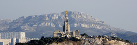 MARSEILLE NOTRE DAME DE LA GARDE AERIENNE recadreMarseille Provence photo panoramique couleurFORMAT DISPONIBLE  20X60cm en vente direct uniquement pas de telechargement disponible.A chaque format correspond une éditions limitée spécifique .© collection P GUZIKA titre indicatif suivant la finition, tarif encadré vente direct:150 x 52 cm 180€  NON DISPONIBLE33   x 95 cm   99€ NON DISPONIBLE20   x 60 cm   39€disponible en  30 X10 cm  sur stand en vente directDISPONIBLE SUIVANT STOCK -  CRÉATION JOURNALIERE  -