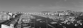 MARSEILLE DE JOUR ,VIEUX PORT VIEUX GREMANT NOIR ET BLANC, plein formatFORMAT DISPONIBLE  150X52cm  33X95cm  20X60cm Pas de telechargement disponible.A chaque format correspond une éditions limitée spécifique .© collection P GUZIK
