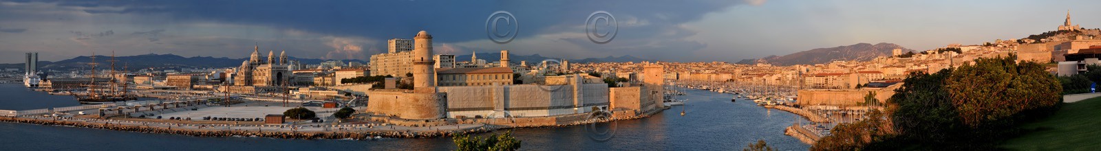 MARSEILLE VIEUX PORT ENTRÉE DU PORT AVANT LES TRAVAUX  format atypique Marseille Provence photo panoramique couleurFORMAT DISPONIBLE  3OO X 50cm en vente direct uniquement ) XXL  format atypique pas de telechargement disponible.A chaque format correspond une éditions limitée spécifique .© collection P GUZIKA titre indicatif suivant la finition, tarif encadré vente direct:DISPONIBLE SUIVANT STOCK -  CRÉATION JOURNALIERE  -