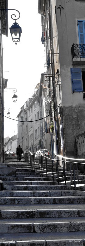MARSEILLE  LE PANIER ESCALIER MONTÉE DES ACCOULES  plein format Marseille Provence photo panoramique couleurFORMAT DISPONIBLE  33X95cm ( et 20X60cm en vente direct uniquement )pas de telechargement disponible.A chaque format correspond une éditions limitée spécifique .© collection P GUZIKA titre indicatif suivant la finition, tarif encadré vente direct:150 x 52 cm 180€  NON DISPONIBLE33   x 95 cm   99€20   x 60 cm   39€disponible en  30 X10 cm  sur stand en vente directDISPONIBLE SUIVANT STOCK -  CRÉATION JOURNALIERE  -