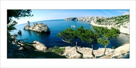CALANQUE DE SUGITON  BOUT DU MONDEtaille 50 X 100cm  bord blancCalanques Provence Marseille photo couleurFORMAT DISPONIBLE  taille 50 X 100cm  bord blancpas de telechargement disponible.A chaque format correspond une éditions limitée spécifique .© collection P GUZIKA titre indicatif:50 X 100cm  120€ CRÉATION JOURNALIERE  -