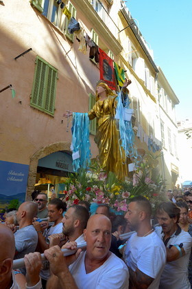 Procession de la vierge , dans les rues du quartier du panier à Marseille