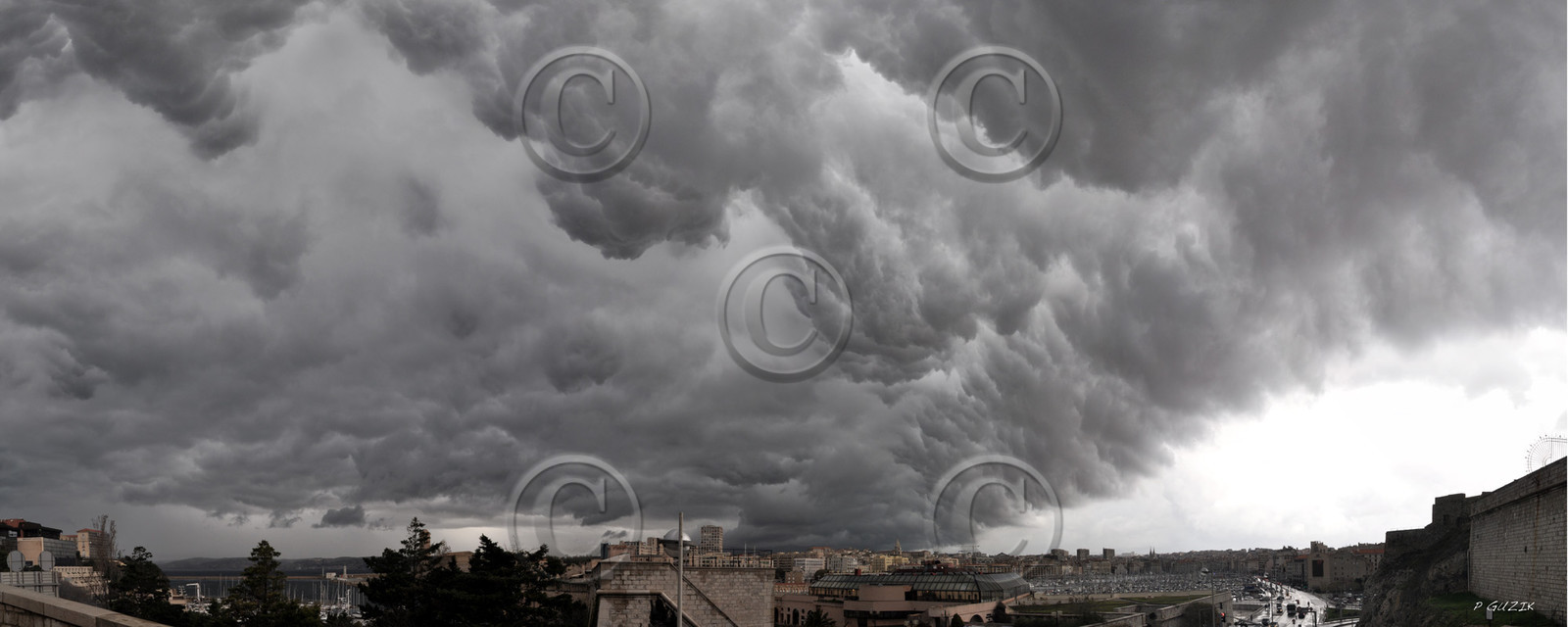 ref-687-orage-sur-le-vieux-port-marseille-100-x40-panorama-oragevp2.jpg