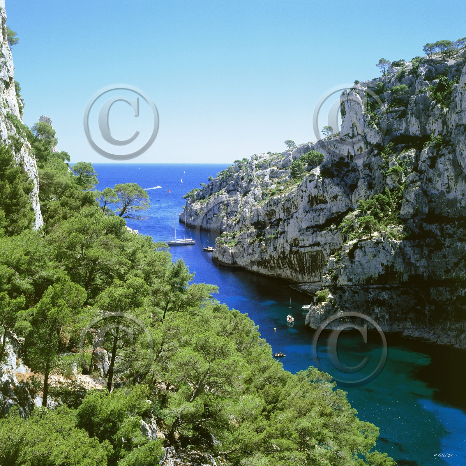CALANQUE EN VAU CARRÉ Calanques Provence MarseilleFORMAT DISPONIBLE  95 X 95 cm au  50 x 50 cm  pas de telechargement disponible.A chaque format correspond une éditions limitée spécifique .© collection P GUZIKA titre indicatif suivant la finition, tarif encadré vente direct:50 x 50 cm  99€DISPONIBLE SUIVANT STOCK -  CRÉATION JOURNALIERE  -
