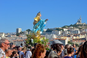 Procession de la vierge , dans les rues du quartier du panier à Marseille
