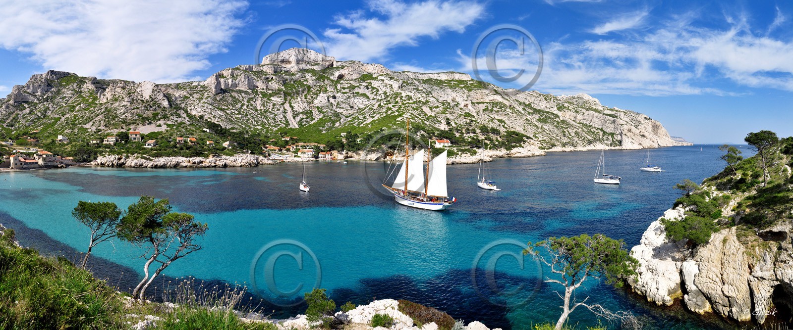 CALANQUE DE SORMIOU VOILIERCalanques Provence Marseille photo couleurFORMAT DISPONIBLE  120x50cm uniquementpas de telechargement disponible.A chaque format correspond une éditions limitée spécifique .© collection P GUZIKA titre indicatif suivant la finition, tarif encadré vente direct:120X50 cm  170€DISPONIBLE SUIVANT STOCK -  CRÉATION JOURNALIERE  -