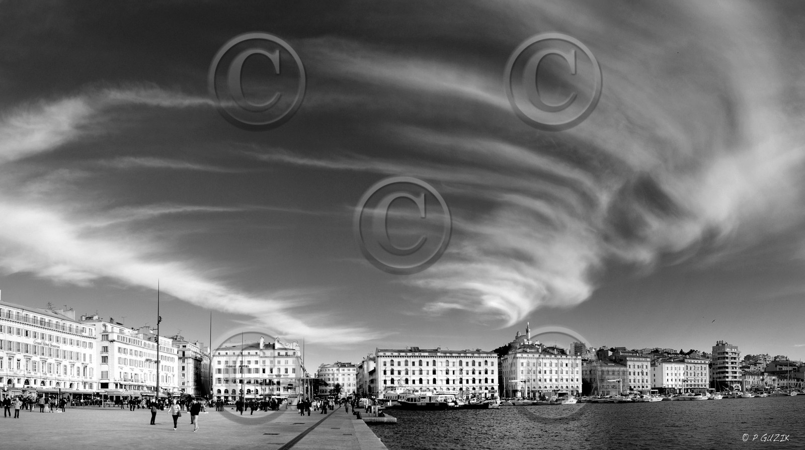 - Édition limitée - NOIR ET BLANC MARSEILLE  NUAGE VIEUX PORT FORMAT DISPONIBLE  100X55cm  Pas de telechargement disponible. - Format correspond une éditions limitée -© collection P GUZIK
