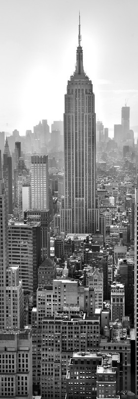 NEW YORK CITY  MANHATTAN VERTICAL EMPIRE STATE BUILDINDNew York photo panoramique noir et blanc VERTICALFORMAT DISPONIBLE   33X95cm ( et 20X60cm en vente direct uniquement )pas de telechargement disponible.A chaque format correspond une éditions limitée spécifique .© collection P GUZIKA titre indicatif suivant la finition, tarif encadré vente direct:150 x 52 cm 180€ non disponible33   x 95 cm   99€20   x 60 cm   39€disponible en  30 X10 cm  sur stand en vente directDISPONIBLE SUIVANT STOCK -  CRÉATION JOURNALIERE  -