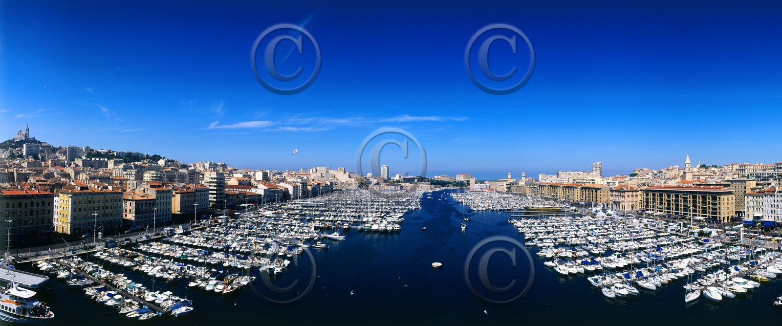 MARSEILLE VIEUX PORT QUAI DES BELGES AERIENNE plein formatFORMAT 120 x 50 cm sur mesure format  du cabanonpas de telechargement disponible.A chaque format correspond une éditions limitée spécifique .© collection P GUZIKA titre indicatif suivant la finifion, tarif encadré vente direct:120 x 50 cm    169 €DISPONIBLE SUIVANT STOCK -  CRÉATION JOURNALIERE  -