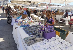 LE MARCHE D'ETE SUR LE VIEUX PORTE DE MARSEILLE