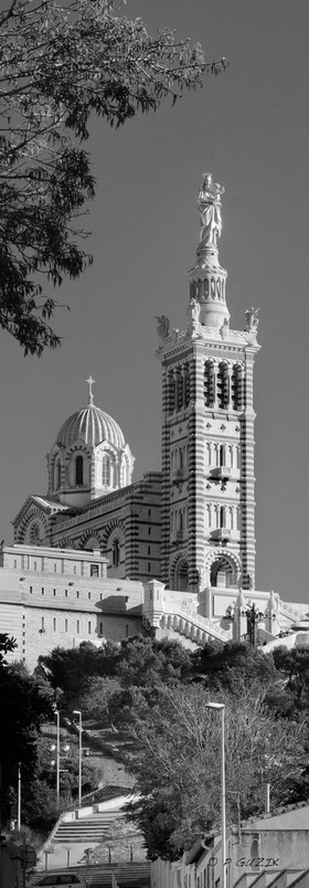 NOTRE DAME DE LA GARDE , LA BONNE MERE, MARSEILLE NOIR ET BLANC VERTICAL , plein formatFORMAT DISPONIBLE   33X95cm  20X60cm pas de telechargement disponible.A chaque format correspond une éditions limitée spécifique .© collection P GUZIK