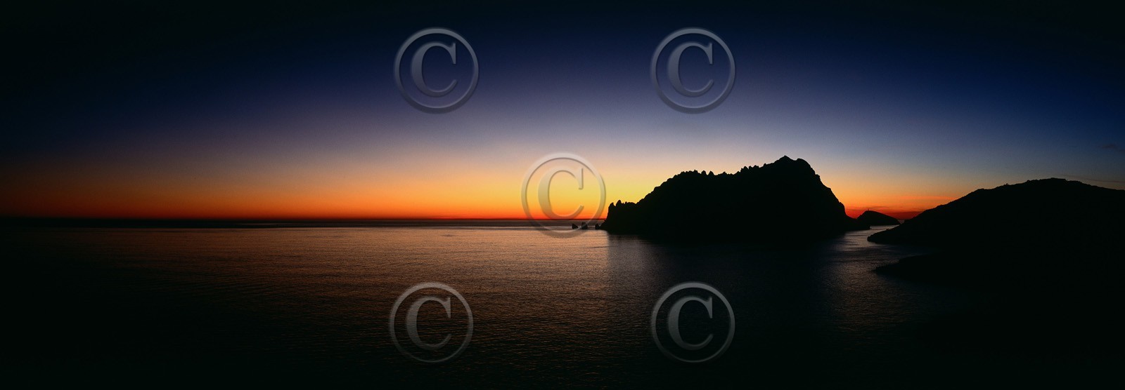 ILE MAIRE A LA TOMBÉE DE LA NUIT  AMBIANCE RARECalanques Provence Marseille photo couleurFORMAT DISPONIBLE   20X60cm en vente direct uniquement pas de telechargement disponible.A chaque format correspond une éditions limitée spécifique .© collection P GUZIKA titre indicatif suivant la finition, tarif encadré vente direct:20   x 60 cm   39€disponible en  30 X10 cm  sur stand en vente directDISPONIBLE SUIVANT STOCK -  CRÉATION JOURNALIERE  -