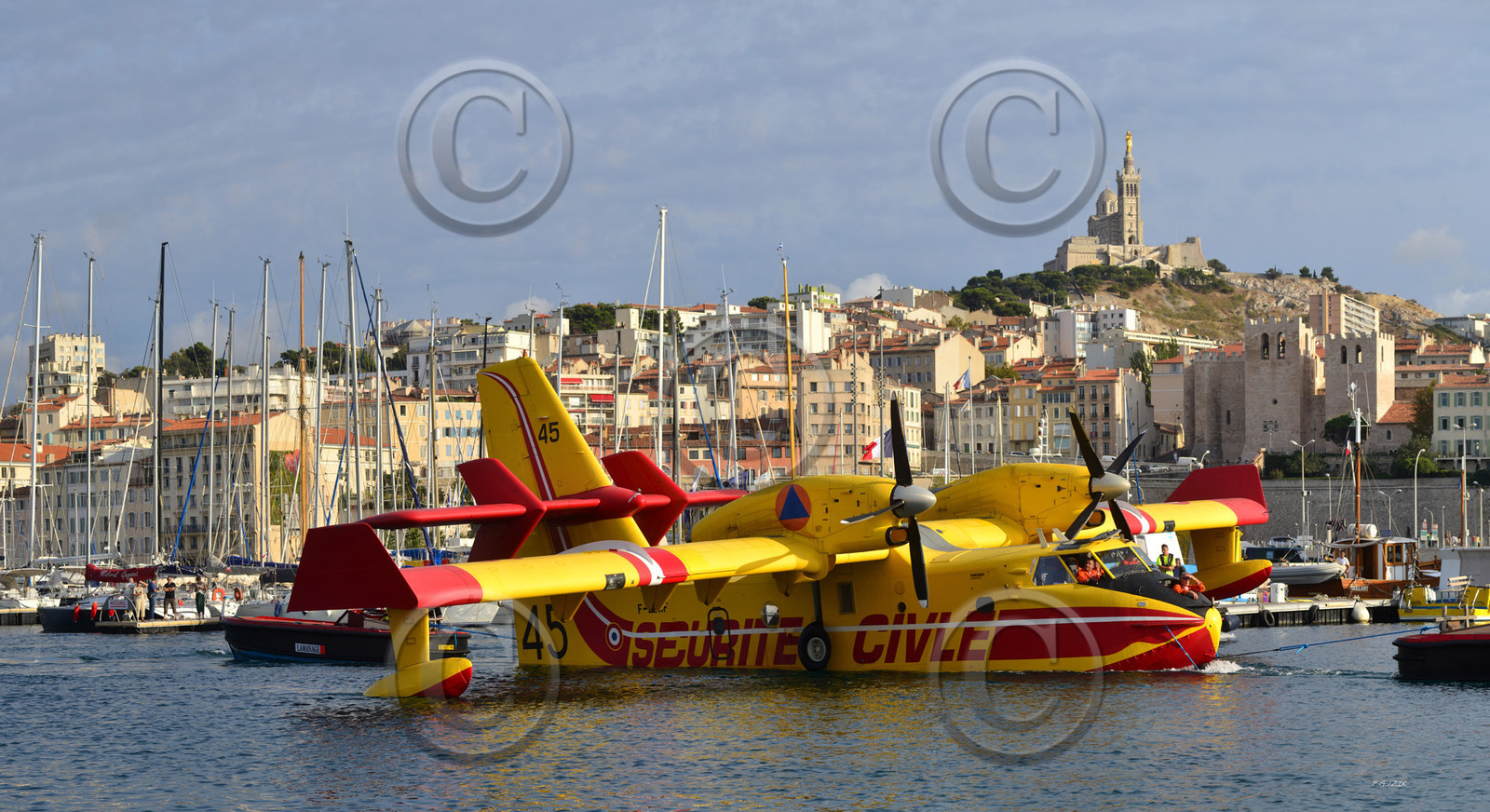 ref1041-marseille-canadair-vieux-port.jpg