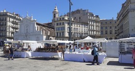 MARCHE D'ETE SUR LE VIEUX PORT