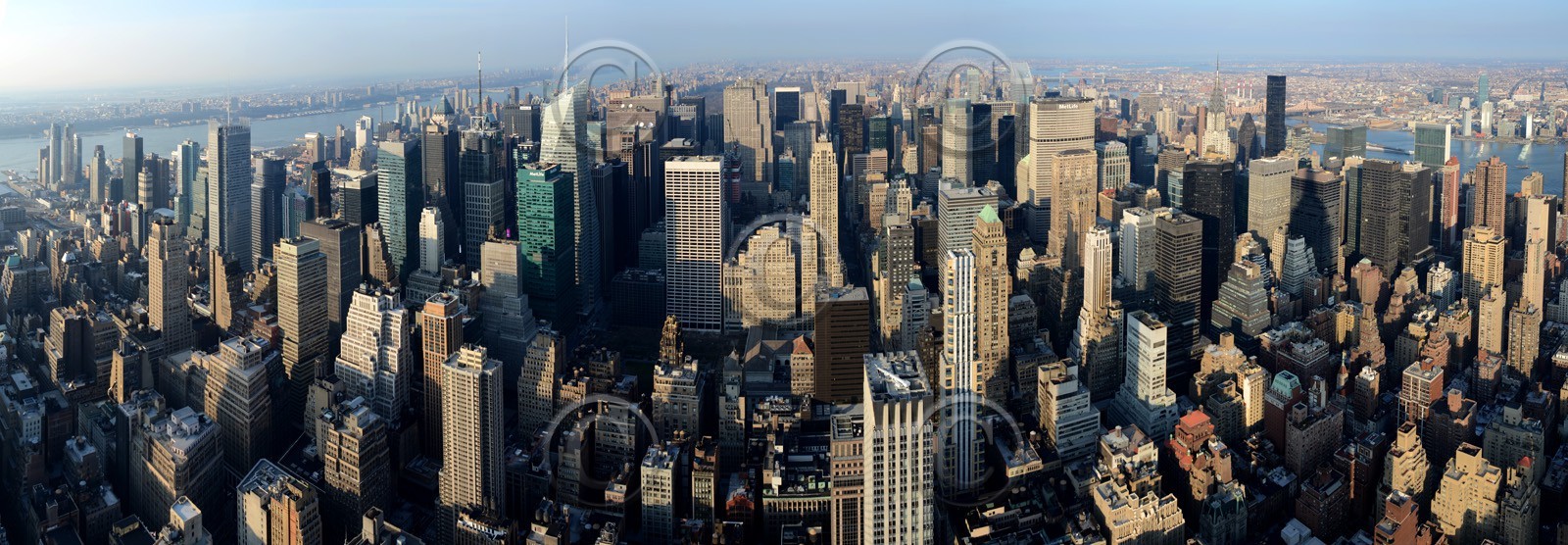 NEW YORK CITY  MANHATTAN New york photo couleur FORMAT DISPONIBLE   33X95cm ( et 20X60cm en vente direct uniquement )pas de telechargement disponible.A chaque format correspond une éditions limitée spécifique .© collection P GUZIKA titre indicatif suivant la finition, tarif encadré vente direct:150 x 52 cm 180€ non disponible33   x 95 cm   99€20   x 60 cm   39€disponible en  30 X10 cm  sur stand en vente directDISPONIBLE SUIVANT STOCK -  CRÉATION JOURNALIERE  -