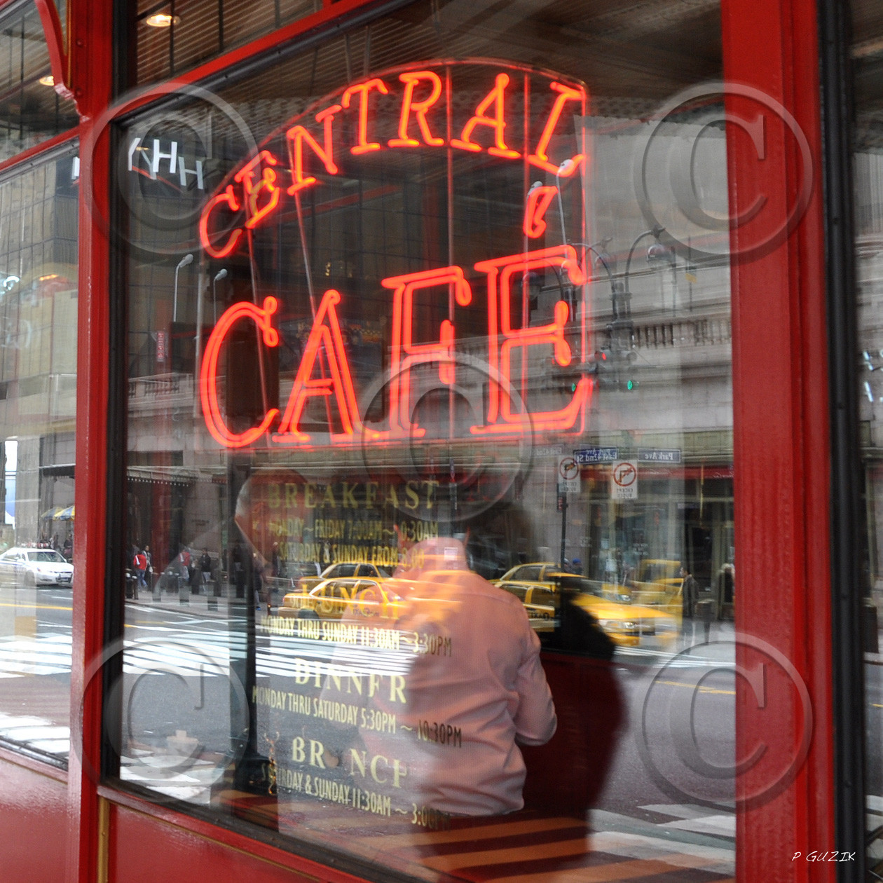 CENTRAL CAFE NEW YORK CITY MANHATTAN  New york photo couleurFORMAT DISPONIBLE  40 X 40 cmpas de telechargement disponible.A chaque format correspond une éditions limitée spécifique .© collection P GUZIKA titre indicatif suivant la finition, tarif encadré vente direct:150 x 52 cm 180€   non disponible33   x 95 cm   99€   non disponible20   x 60 cm   39€   non disponibledisponible en  30 X10 cm  sur stand en vente directDISPONIBLE SUIVANT STOCK -  CRÉATION JOURNALIERE  -