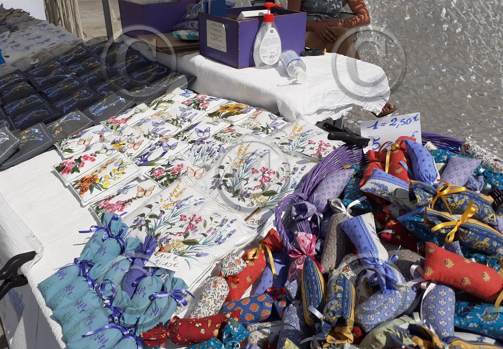 MARCHE D'ETE SUR LE VIEUX PORT