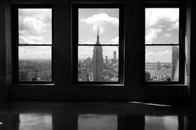 FENETRE  SUR  NEW YORK CITY  MANHATTAN WINDOWS BLACK AND WHITENew york photo  noir et blancFORMAT DISPONIBLE 60X90CM & 50X75CMpas de telechargement disponible.A chaque format correspond une éditions limitée spécifique .© collection P GUZIKA titre indicatif suivant la finition, tarif encadré vente direct:150 x 52 cm 180€  non disponible33   x 95 cm   99€  non disponible20   x 60 cm   39€  non disponibledisponible en  30 X10 cm  sur stand en vente directDISPONIBLE SUIVANT STOCK -  CRÉATION JOURNALIERE  -