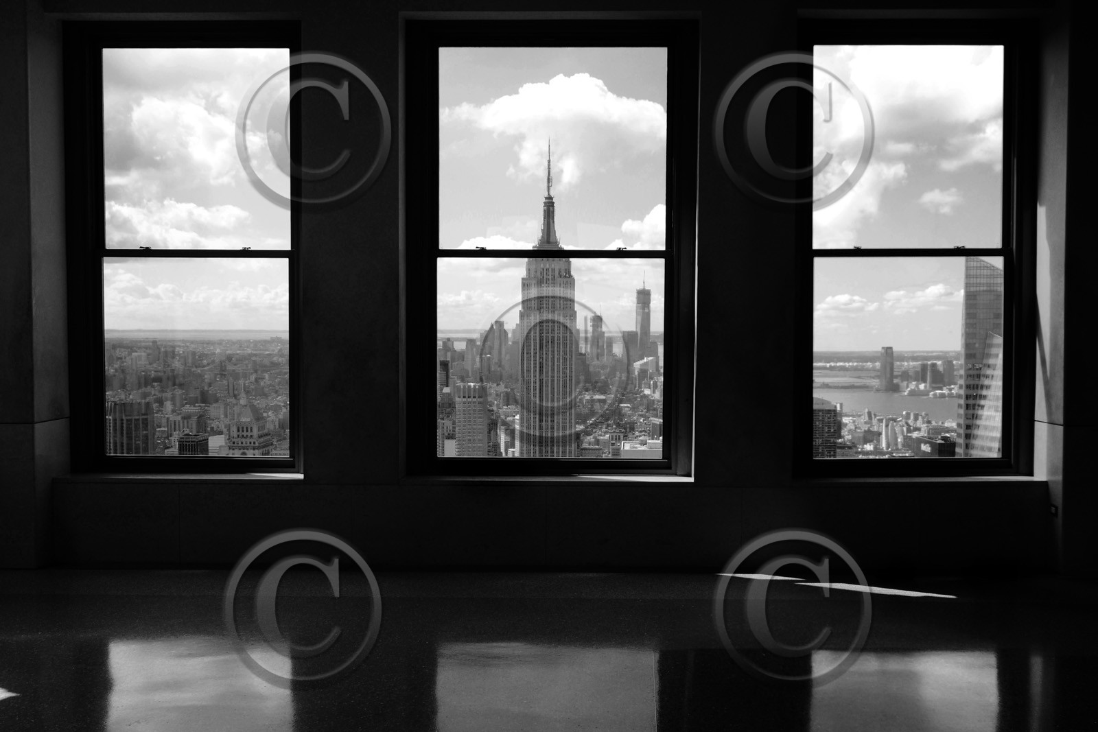 FENETRE  SUR  NEW YORK CITY  MANHATTAN WINDOWS BLACK AND WHITENew york photo  noir et blancFORMAT DISPONIBLE 60X90CM & 50X75CMpas de telechargement disponible.A chaque format correspond une éditions limitée spécifique .© collection P GUZIKA titre indicatif suivant la finition, tarif encadré vente direct:150 x 52 cm 180€  non disponible33   x 95 cm   99€  non disponible20   x 60 cm   39€  non disponibledisponible en  30 X10 cm  sur stand en vente directDISPONIBLE SUIVANT STOCK -  CRÉATION JOURNALIERE  -