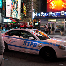 NYPD  POLCE 50X50cm NEW YORK CITY MANHATTAN  New york photo couleurFORMAT DISPONIBLE  50 X 50 cmpas de telechargement disponible.A chaque format correspond une éditions limitée spécifique .© collection P GUZIKA titre indicatif suivant la finition, tarif encadré vente direct:150 x 52 cm 180€   non disponible33   x 95 cm   99€   non disponible20   x 60 cm   39€   non disponibledisponible en  30 X10 cm  sur stand en vente directDISPONIBLE SUIVANT STOCK -  CRÉATION JOURNALIERE  -