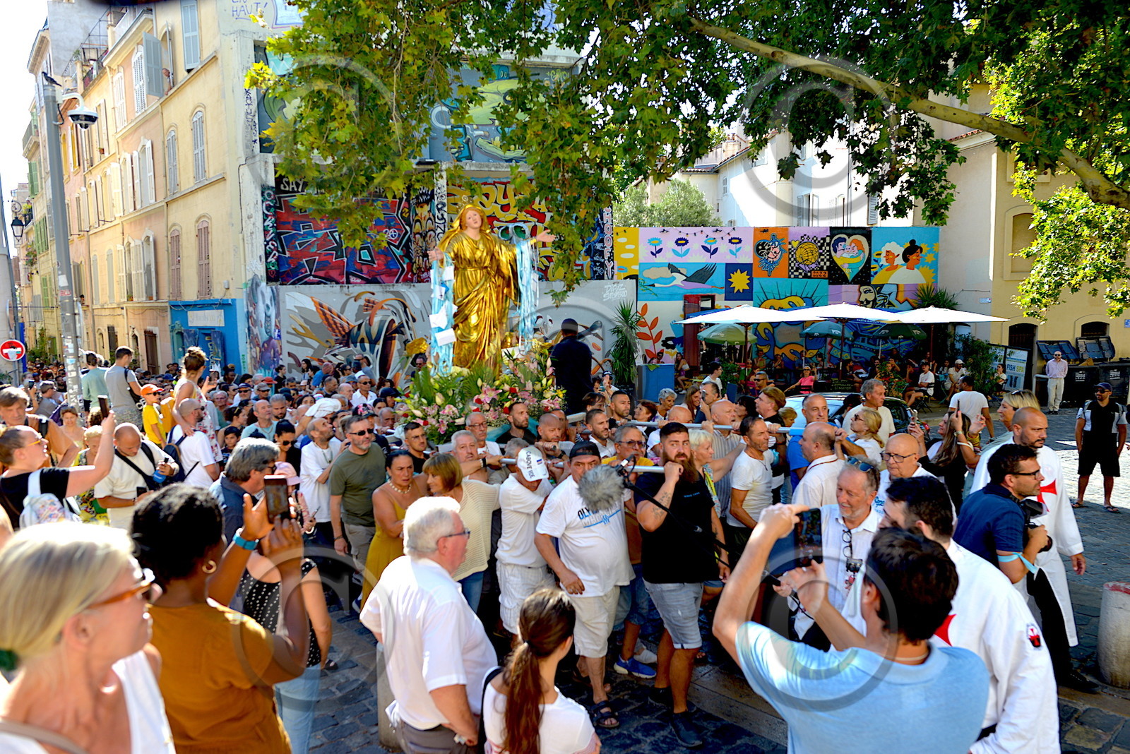 Procession de la vierge , dans les rues du quartier du panier à Marseille