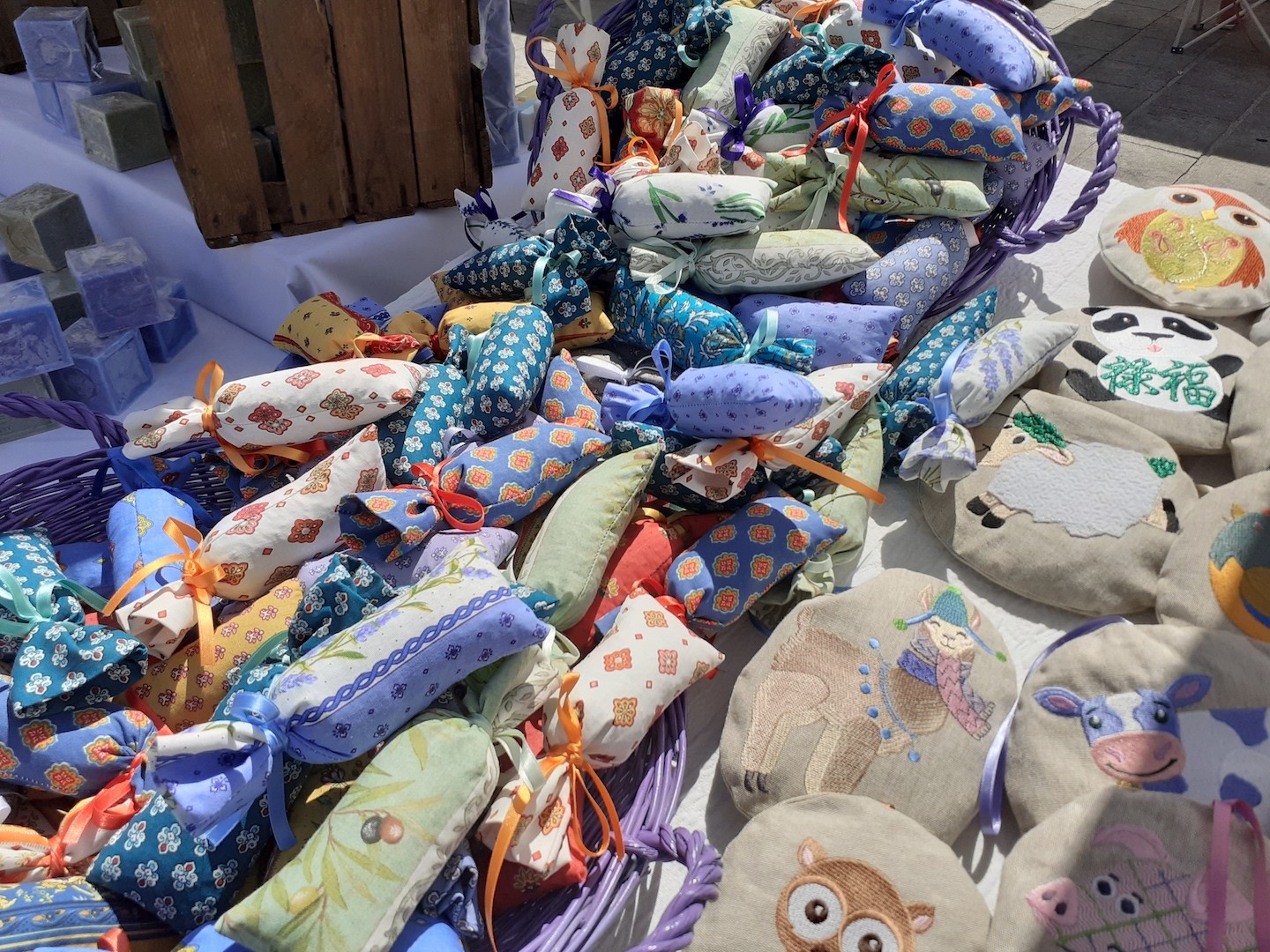 LE MARCHE D'ETE SUR LE VIEUX PORTE DE MARSEILLE