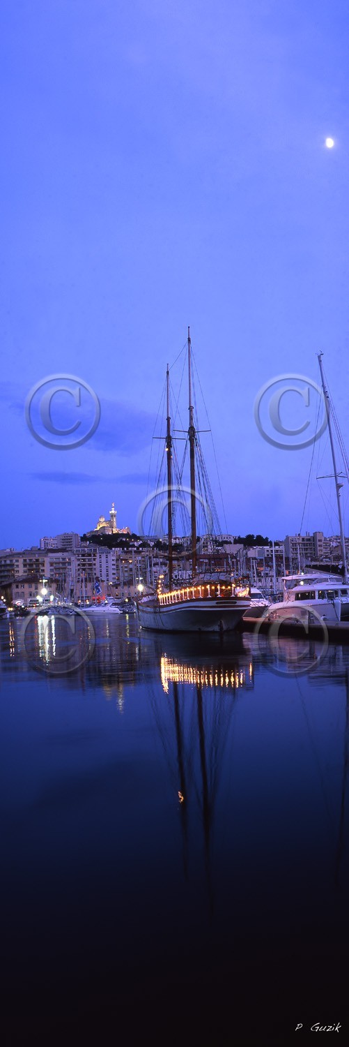 MARSEILLE  VIEUX PORT NUIT VERTICAL plein format Marseille Provence photo panoramique couleurFORMAT DISPONIBLE  33X95cm ( et 20X60cm en vente direct uniquement )pas de telechargement disponible.A chaque format correspond une éditions limitée spécifique .© collection P GUZIKA titre indicatif suivant la finition, tarif encadré vente direct:150 x 52 cm 180€  NON DISPONIBLE33   x 95 cm   99€20   x 60 cm   39€disponible en  30 X10 cm  sur stand en vente directDISPONIBLE SUIVANT STOCK -  CRÉATION JOURNALIERE  -