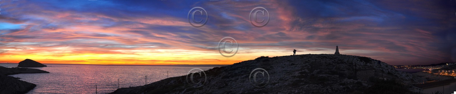 CALANQUE LE SOIR AUX GOUDES ET MARSEILLE EN FOND AVEC DES AMOUREUX en 150 x 30 cm Calanques Provence Marseille photo couleurFORMAT DISPONIBLE  150X30cm uniquementpas de telechargement disponible.A chaque format correspond une éditions limitée spécifique .© collection P GUZIKDISPONIBLE SUIVANT STOCK -  CRÉATION JOURNALIERE  -